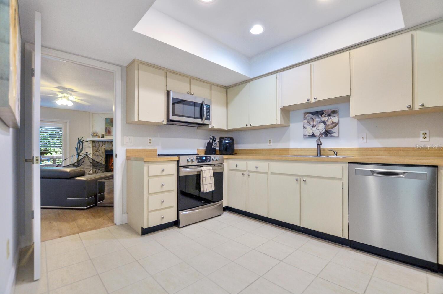 HAWTHORNE POND A CONDO - Residential Lease