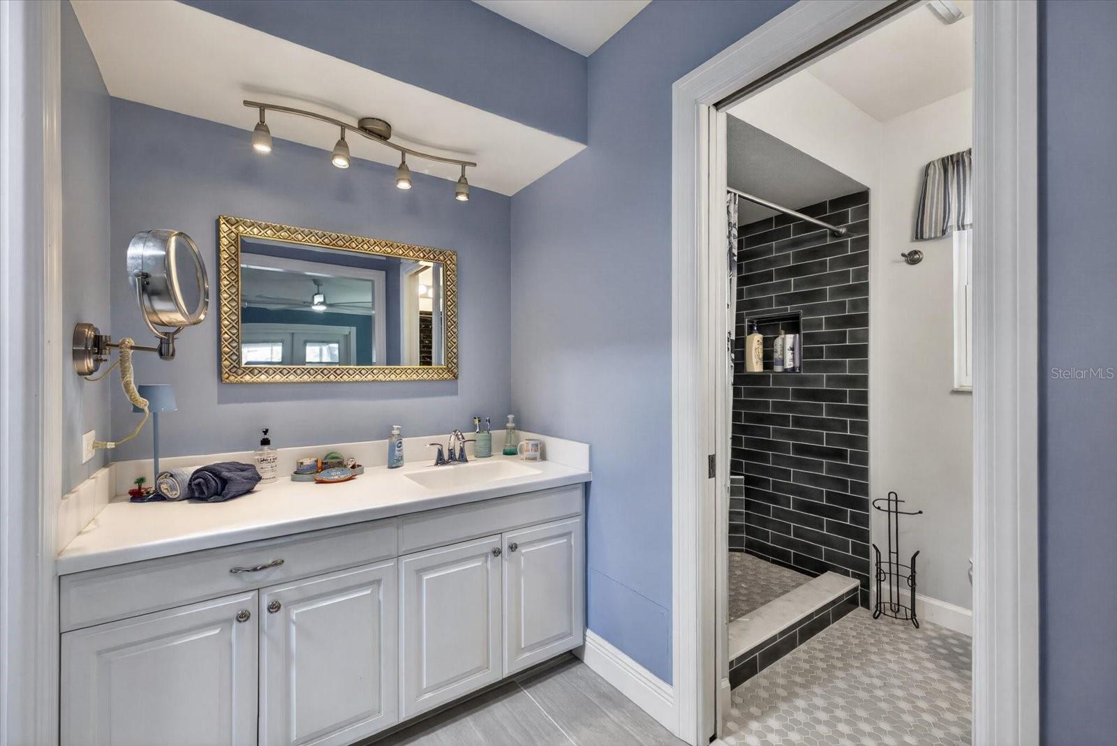 FLOR A MAR - Residential