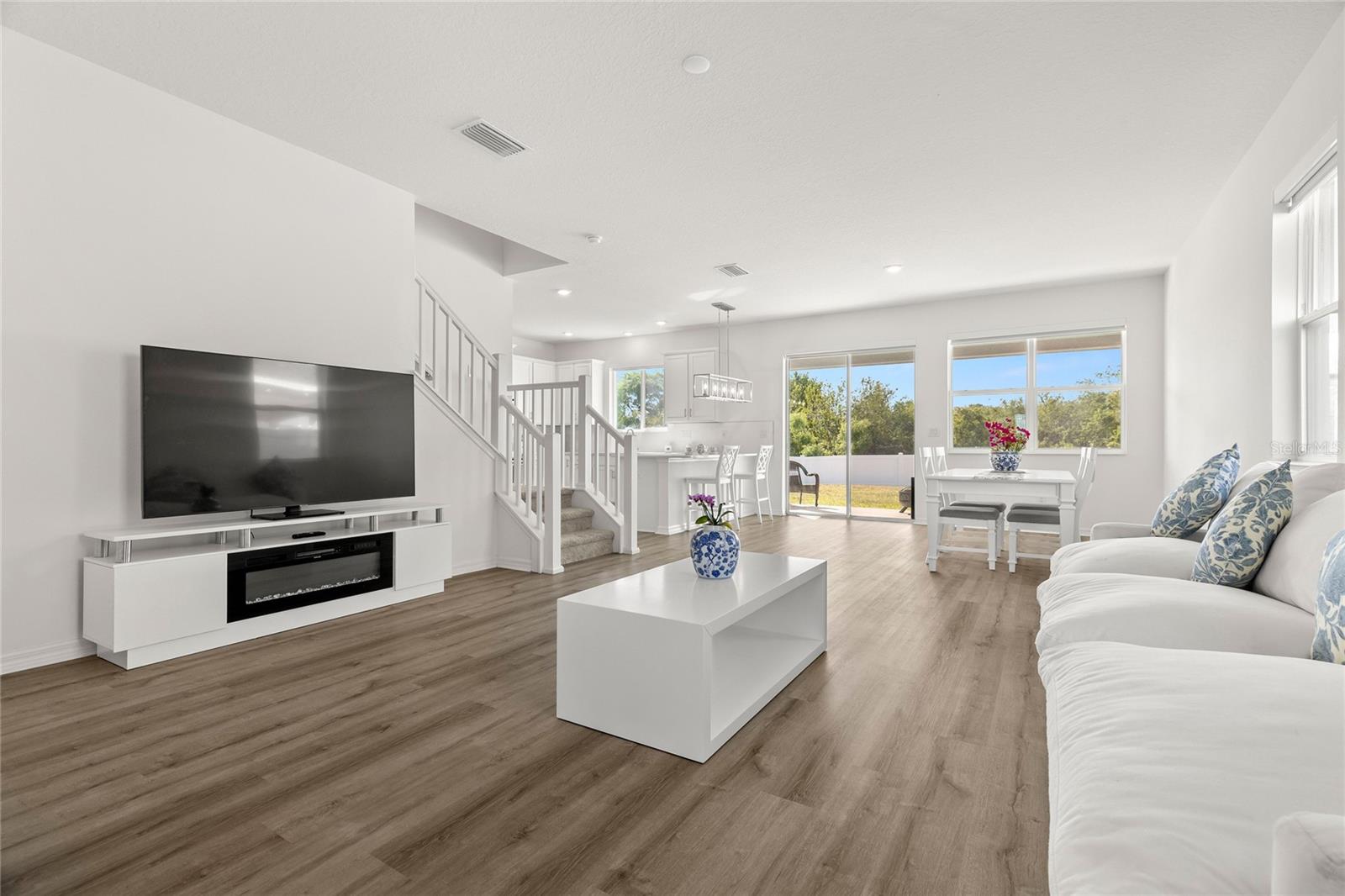 SAWGRASS LAKES PH I-III - Residential Lease