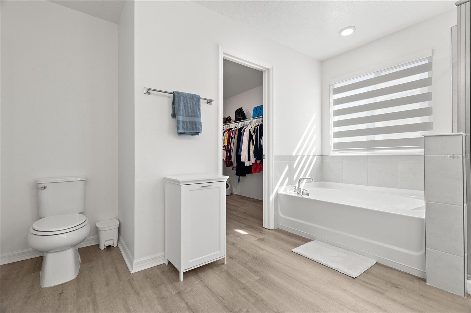 SAWGRASS LAKES PH I-III - Residential Lease