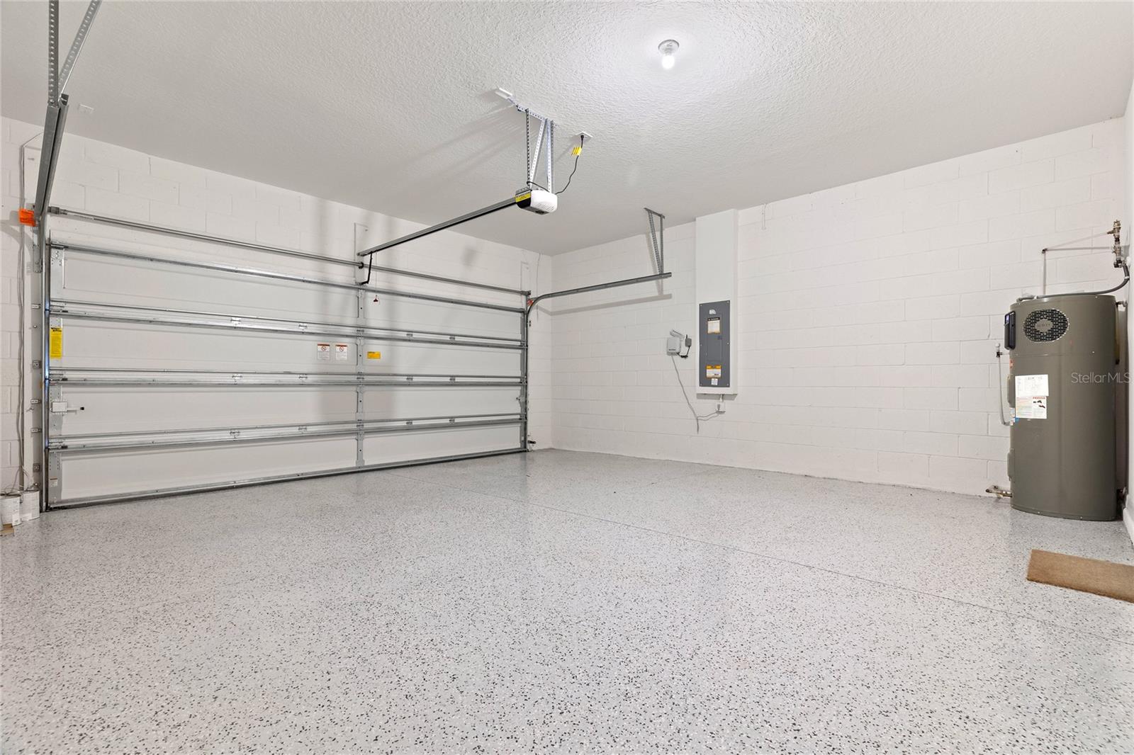 SAWGRASS LAKES PH I-III - Residential Lease