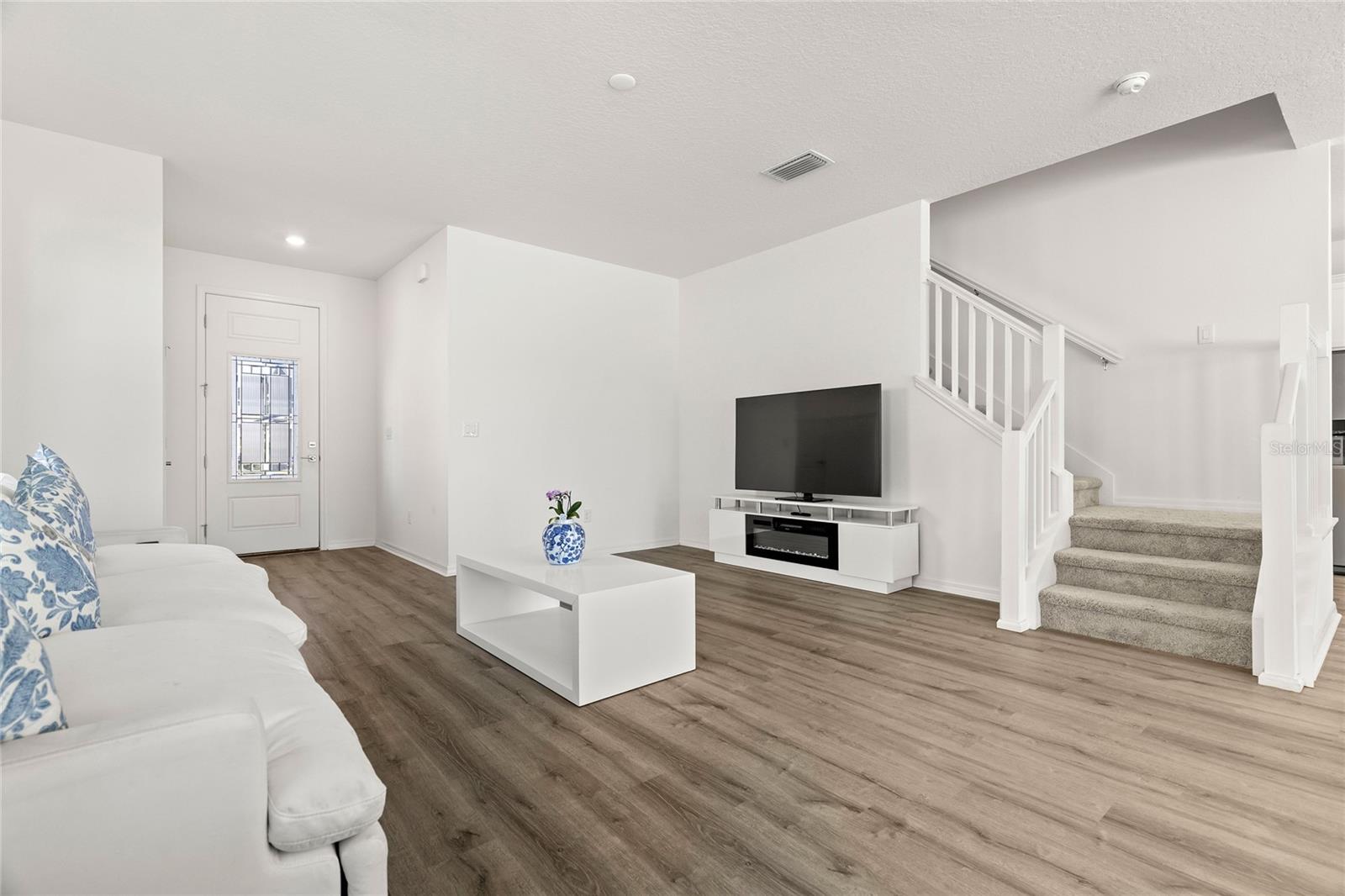 SAWGRASS LAKES PH I-III - Residential Lease