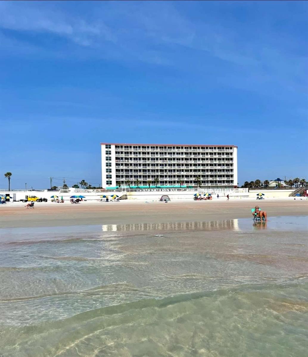 Stylish Studio in the respected Harbour Beach Resort. All assessments paid in full & Concrete Restoration Complete. This studio typically brings in 30k / year / lots of bookings already for 2026 - Beautiful Pool, Hot Tub, Direct Beach Access. King Size Bed, Fully Equipped Kitchenette. Morning coffee on your balcony w/JAW DROPPING direct oceanfront sunrise & watch dolphins & beach goers in the afternoon. Close to Pier & so many perfect beach bars & restaurants. Fitness Rm, snack machines, security. HOA fees cover all utilities, high speed internet & cable. You’ll fall in love w our well kept Harbour Beach Resort & it’s Retro Charm. Their loss is your gain.