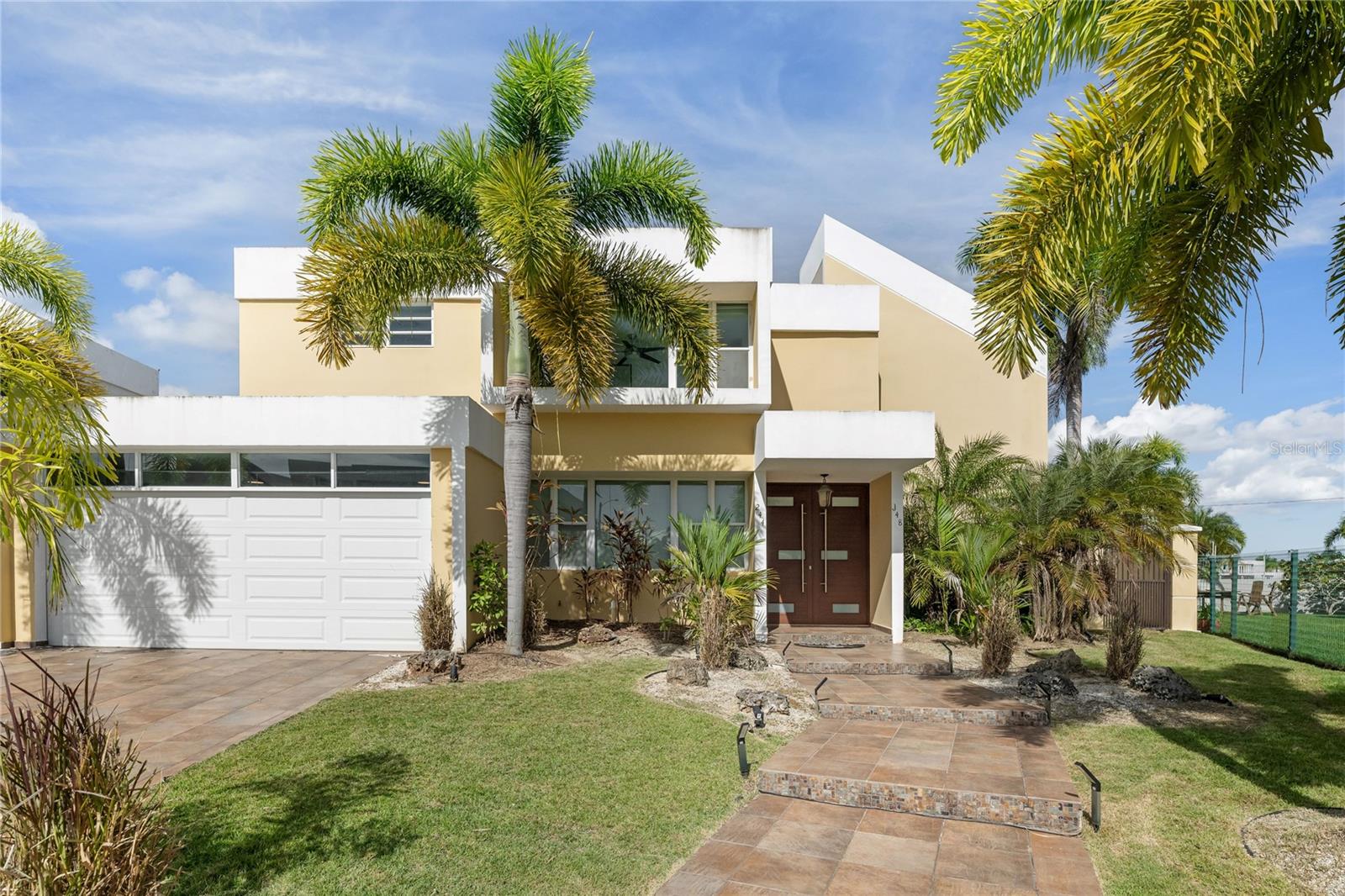 PASEOS DE DORADO - Residential