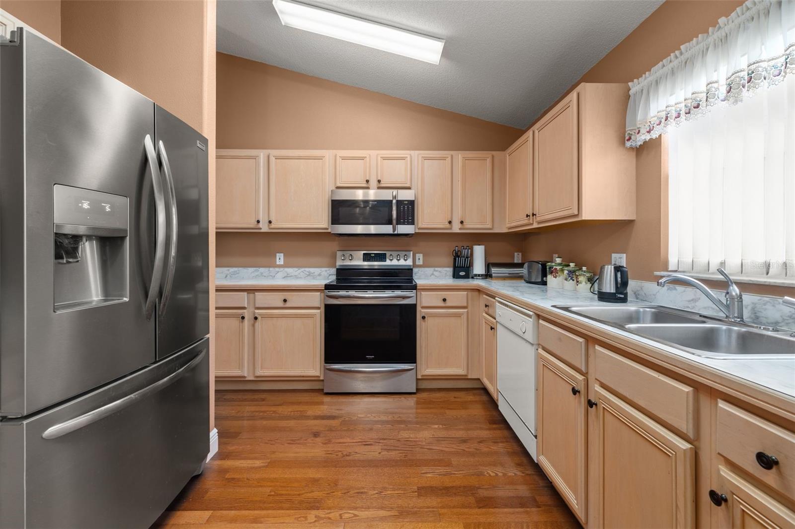 1612 OAK HILL TRAIL