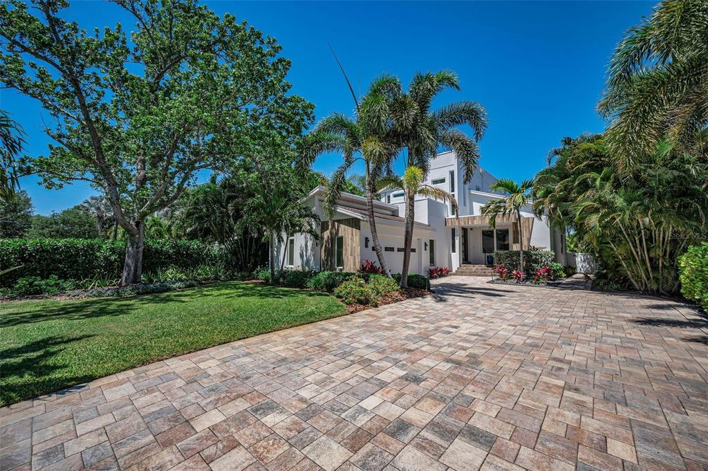 Photo of 1710 Brightwaters Boulevard NE, St Petersburg, FL 33704 (MLS # TB8471809)