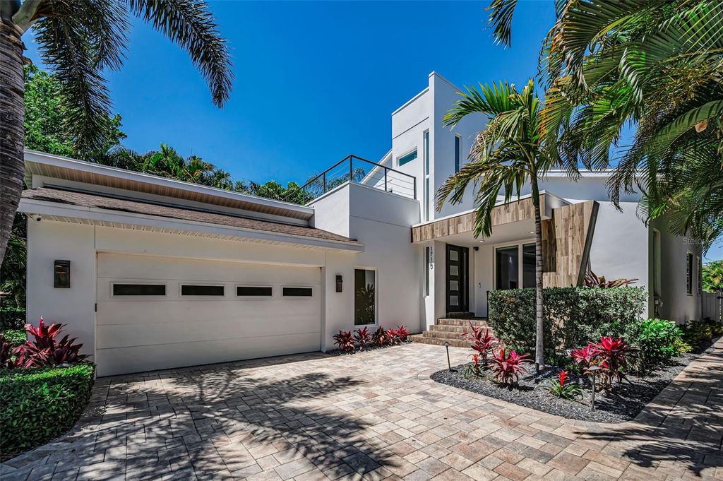 Photo of 1710 Brightwaters Boulevard NE, St Petersburg, FL 33704 (MLS # TB8471809)
