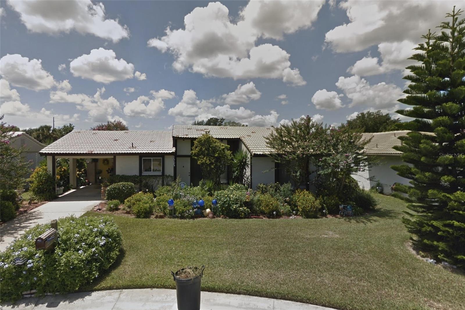 Attention investors; great for rental income1 Centrally located single family home with two bedrooms, two bathrooms in the Williamsburg area in Orlando, Orange County. Cul-de-sac location, very little traffic and quiet street. Close to Central Florida Parkway and SR528. Move in ready. Stainless steel appliances, House under PROBATE PROCESS, waiting for the court to assign the personal representative and the sale. Offers are accepted subject to this condition. House sold As-Is. Offers should be submitted in the latest Far Bar contract.