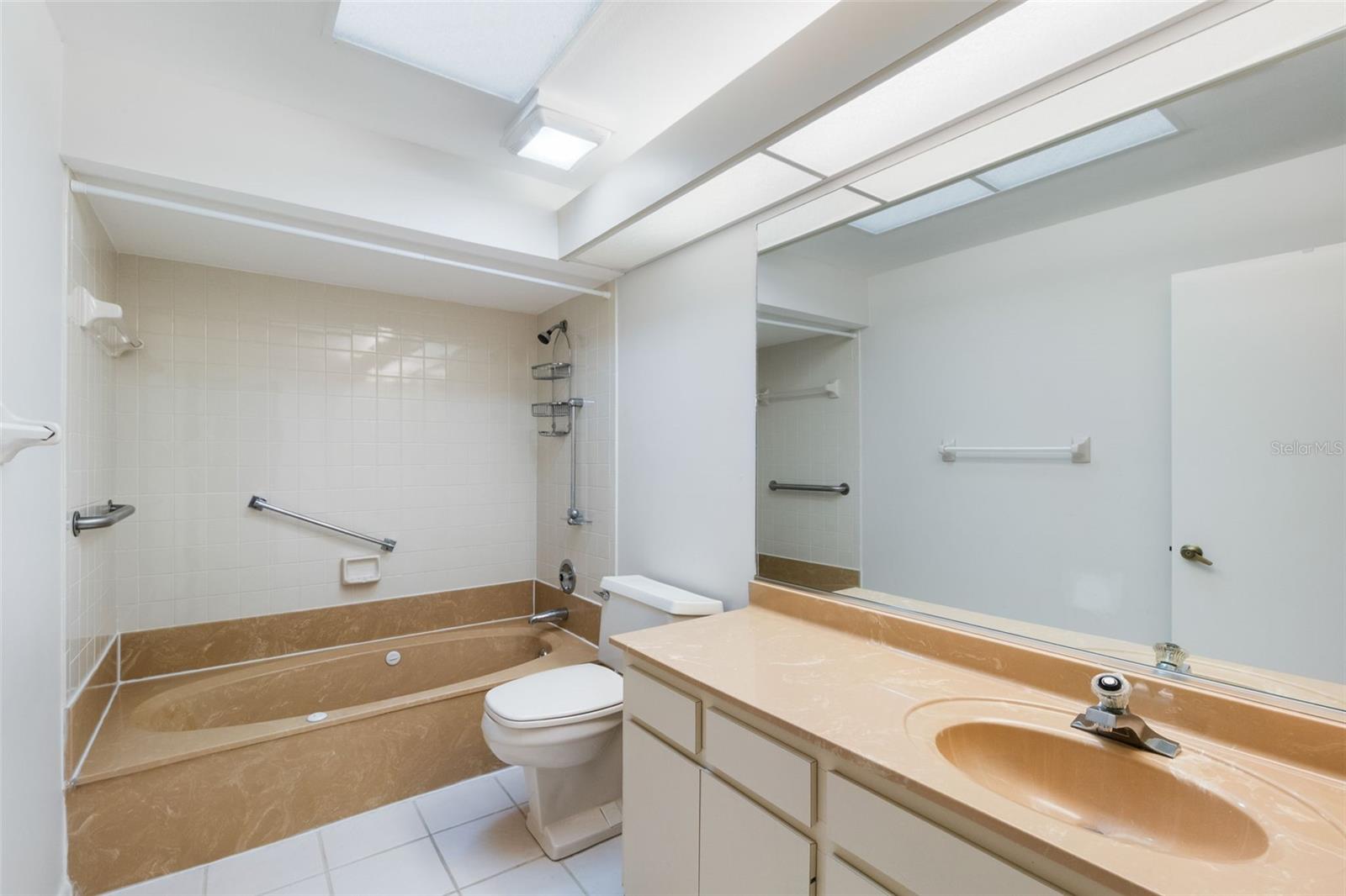 CENTER GATE ESTATE VILL 4 - Residential