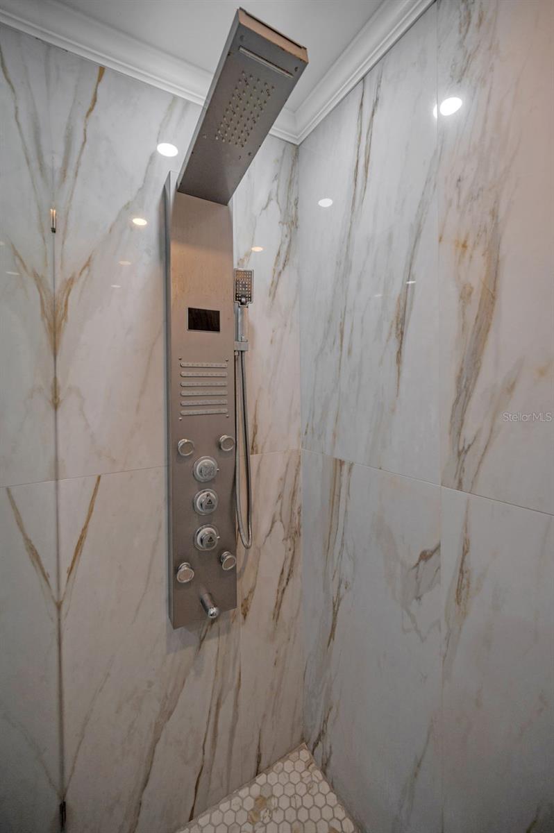 RAVENWOOD MANOR - Residential Lease