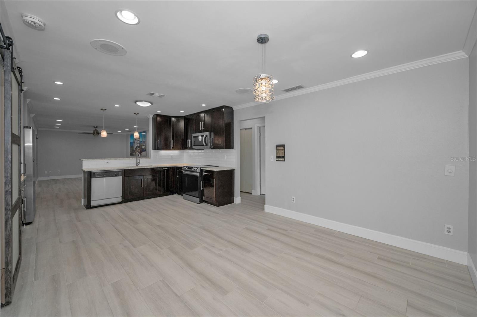 RAVENWOOD MANOR - Residential Lease