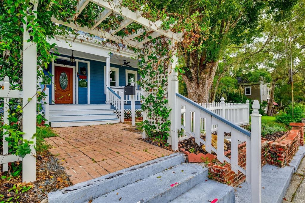 Photo of 201 S Main Street, Brooksville, FL 34601 (MLS # TB8436365)