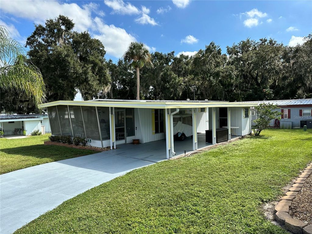 Photo of 28 Harbor Oaks Drive, Fruitland Park, FL 34731 (MLS # G5103939)