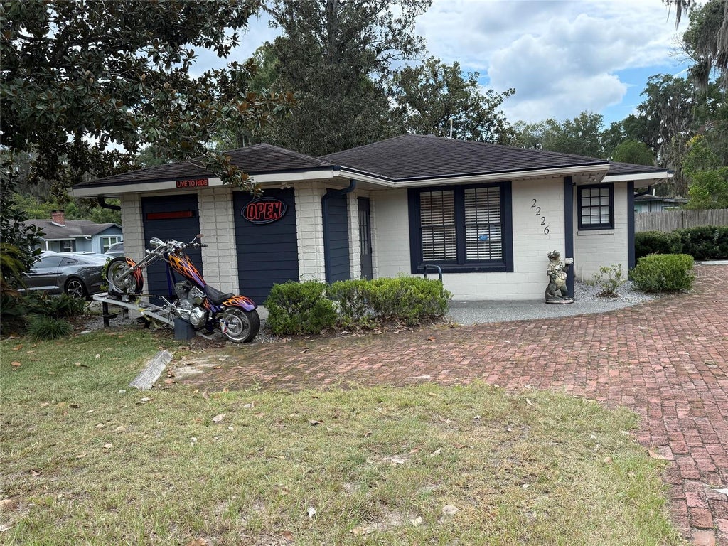 Photo of 2226 NW 8th Court, Gainesville, FL 32609 (MLS # GC543867)
