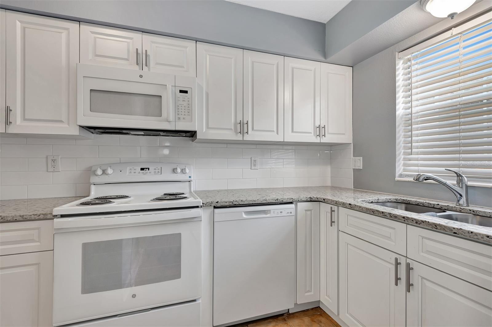 COLONIAL TWNHS CONDO APT PH 01 - Residential