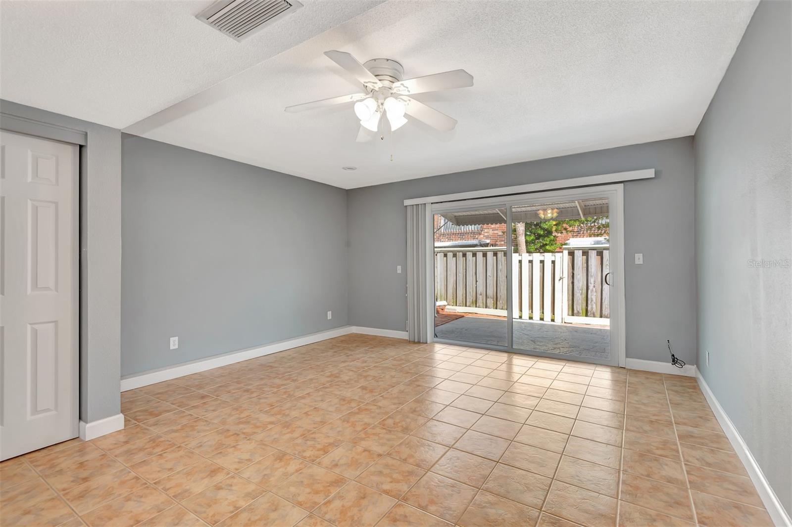 COLONIAL TWNHS CONDO APT PH 01 - Residential