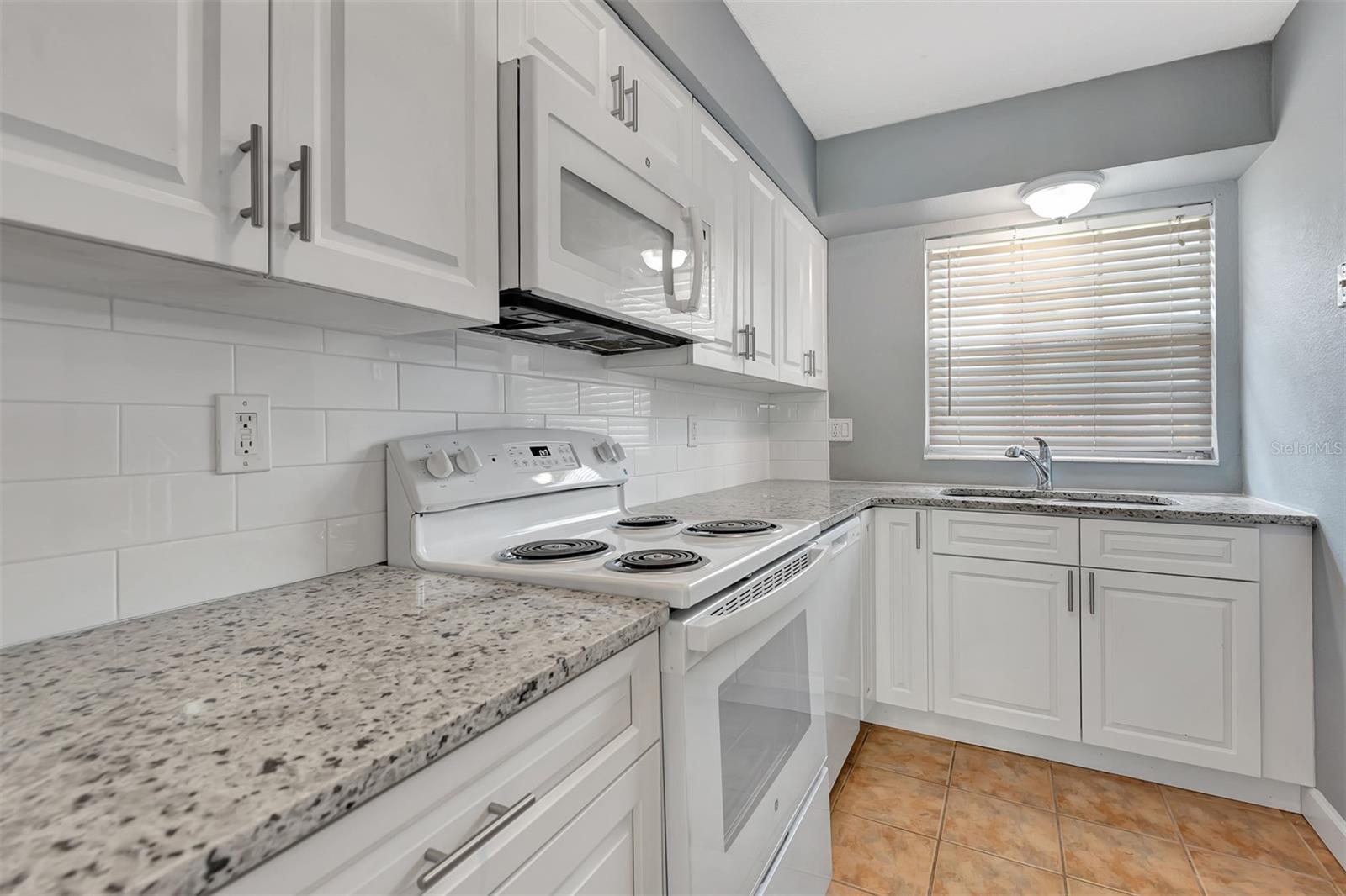 COLONIAL TWNHS CONDO APT PH 01 - Residential