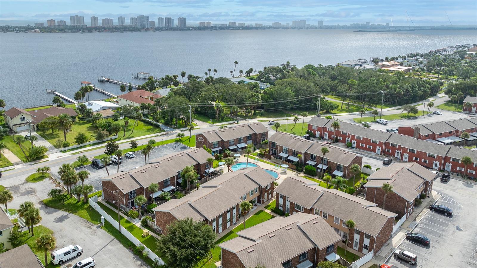 COLONIAL TWNHS CONDO APT PH 01 - Residential