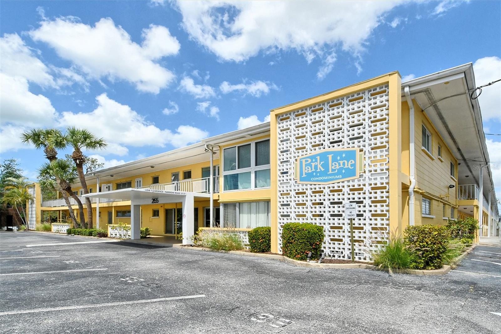 PARK LANE GROUND FLOOR RENTAL. ANNUAL OR SEASONAL. $1900 A MONTH, MIDTOWN AREA NEAR PUBLIX, SARASOTA MEMORIAL, MINUTES TO PAYNE PARK, BEACH, ST ARMANDS, DOWNTOWN, LEGACY TRAIL. $3,800 TO MOVE IN FIRST AND SECURITY, WATER INCLUDED. 2 SPACIOUS BEDROOMS CAN ACCOMMODATE KING SIZE BEDS. TILE FLOORS THROUGHOUT. GRANITE KITCHEN
COUNTERS, FRESHLY PAINTED, SCREENED BACK PATIO. THE COMMUNITY POOL IS JUST STEPS FROM THE UNIT AND VIEWS OF THE GARDEN GROUNDS. TENANT HAS ACCESS TO NEARBY ON SITE LAUNDRY, STORAGE, CLUBHOUSE AND POOL. ASSIGNED PARKING IN FRONT OF UNIT. FIRST $1,900 and SECURITY $1,900 - $3,800 REQUIRED TO MOVE IN. ANNUAL LEASE UNFURNISHED. ASSOCIATION APPLICATION REQUIRED. Landlord will consider furnishing for an increase in rent. 2025/2026 SEASONAL VACATION RENTAL - TURNKEY FURNISHED 3 MONTH MINIMUM. $4,000 a month includes utilities and internet/cable with cap. SEASON SPECIAL - Rent for $4,000 a month for 3 months SAVE $1000 a month for additional months only $3,000.