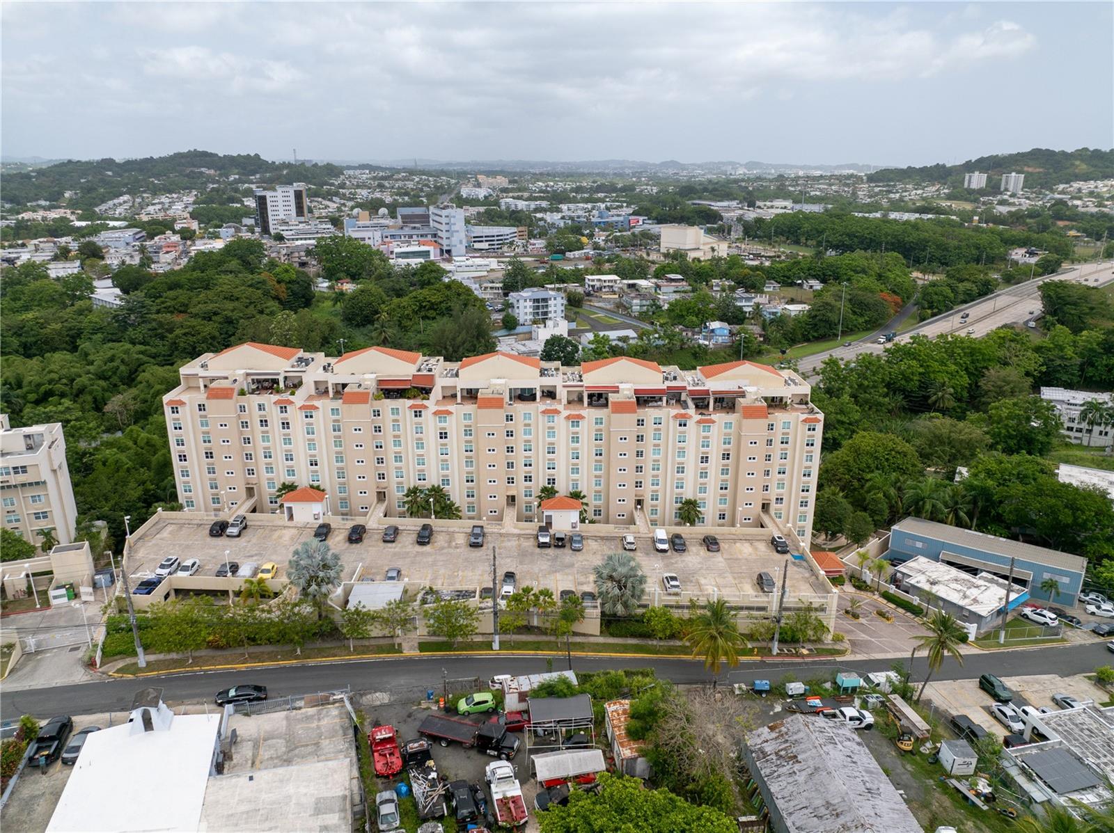 Penthouse unit in the exclusive Casa Maggiore condominium in Guaynabo. This two-level residence offers 3,064 sqft of living space, featuring 4 bedrooms, 3.5 bathrooms, and a private balcony. Spacious layout with abundant natural light, functional kitchen, and generous living areas. Includes multiple parking spaces. Enjoy comfort and privacy in this well-located community.