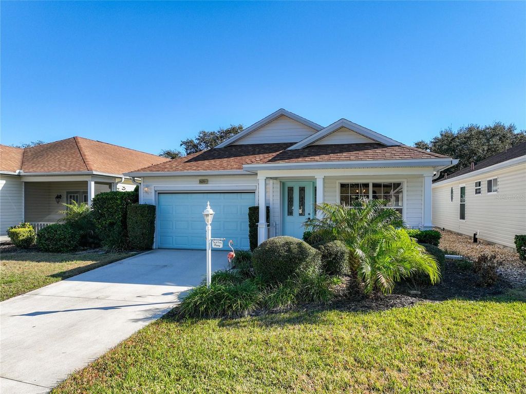 Photo of 25251 Cranes Roost Cir, Leesburg, FL 34748 (MLS # G5107331)