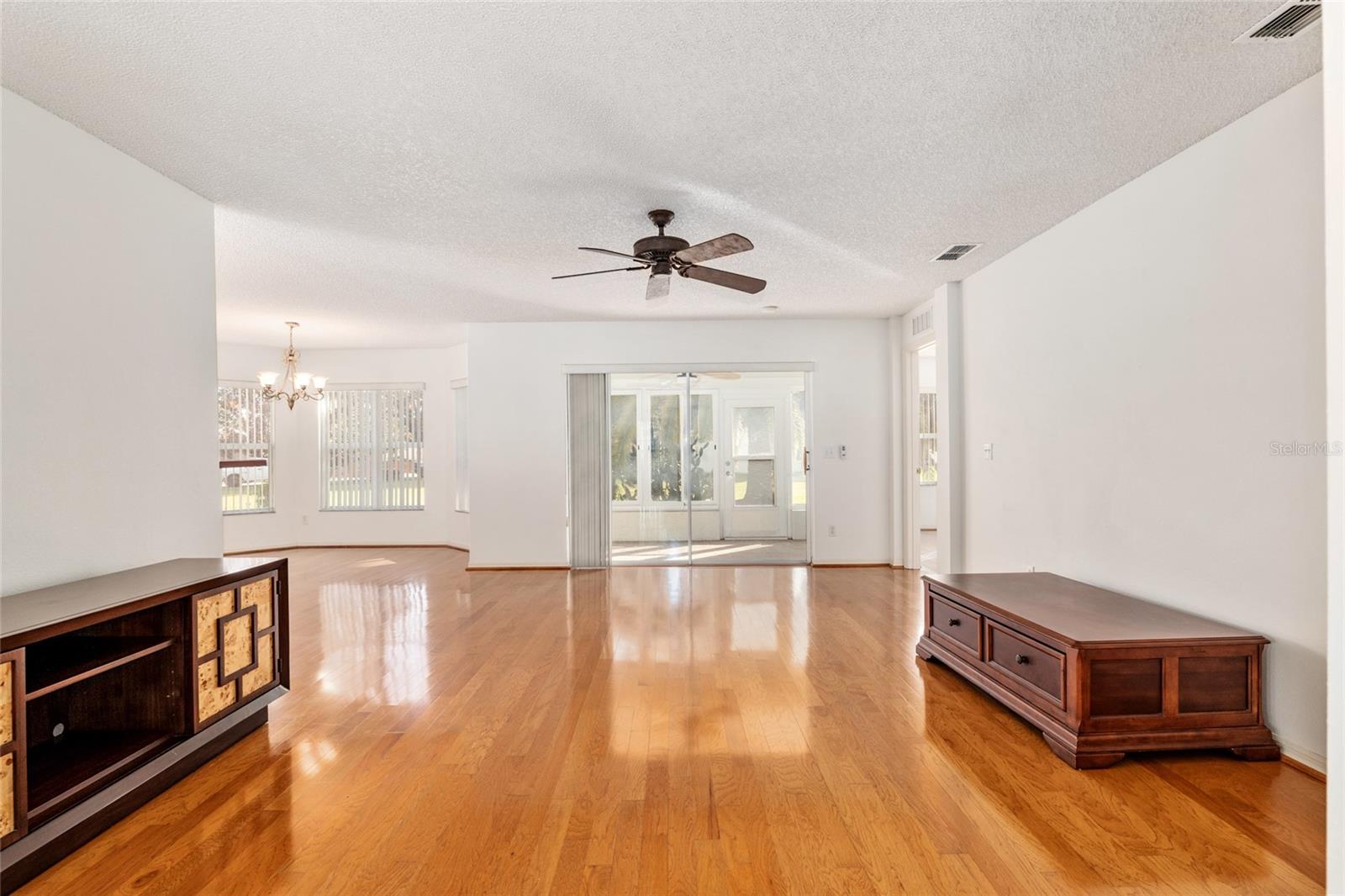 ON TOP OF THE WORLD - Residential