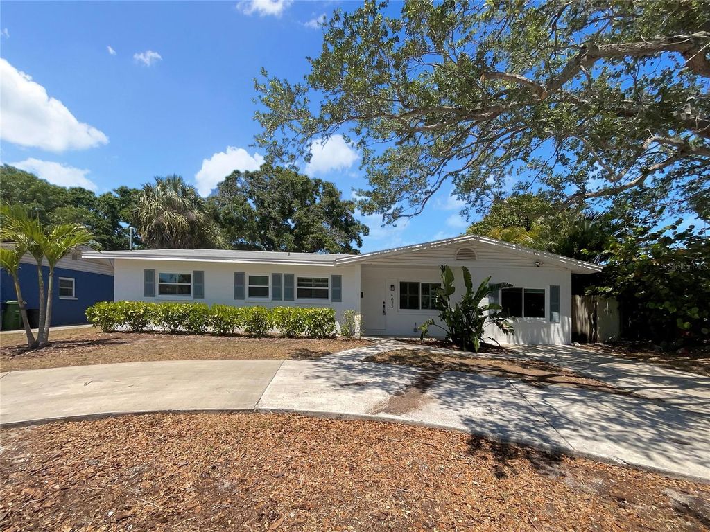 Photo of 4825 W Bay Court Avenue, Tampa, FL 33611 (MLS # TB8453427)