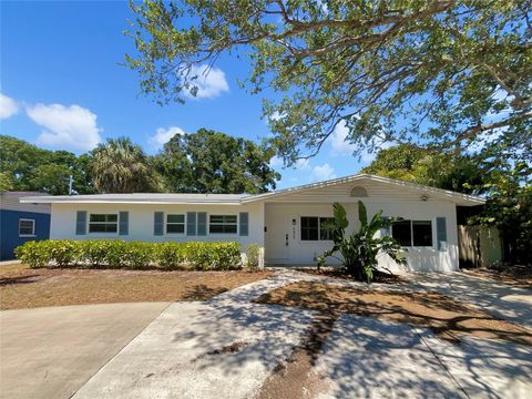 Photo of 4825 W Bay Court Avenue, Tampa, FL 33611 (MLS # TB8453427)