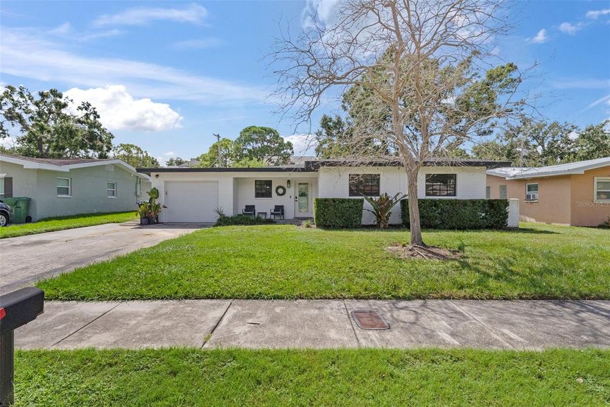 Fully updated rental in South Tampa with large backyard. This 3 bedroom 2  bathroom single family home has
a great kitchen and outdoor living space for entertaining. Prime location only 10 minutes to downtown Tampa
and 20 minutes to downtown St.Pete. Pets allowed. 6 month rental option available at higher rental price.
Second refrigerator in kitchen not included. Garage will be emptied prior to move in.