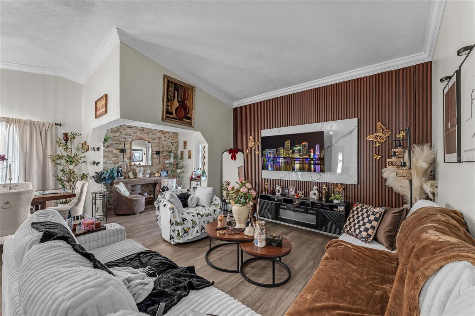 COLONIAL PINES - Residential