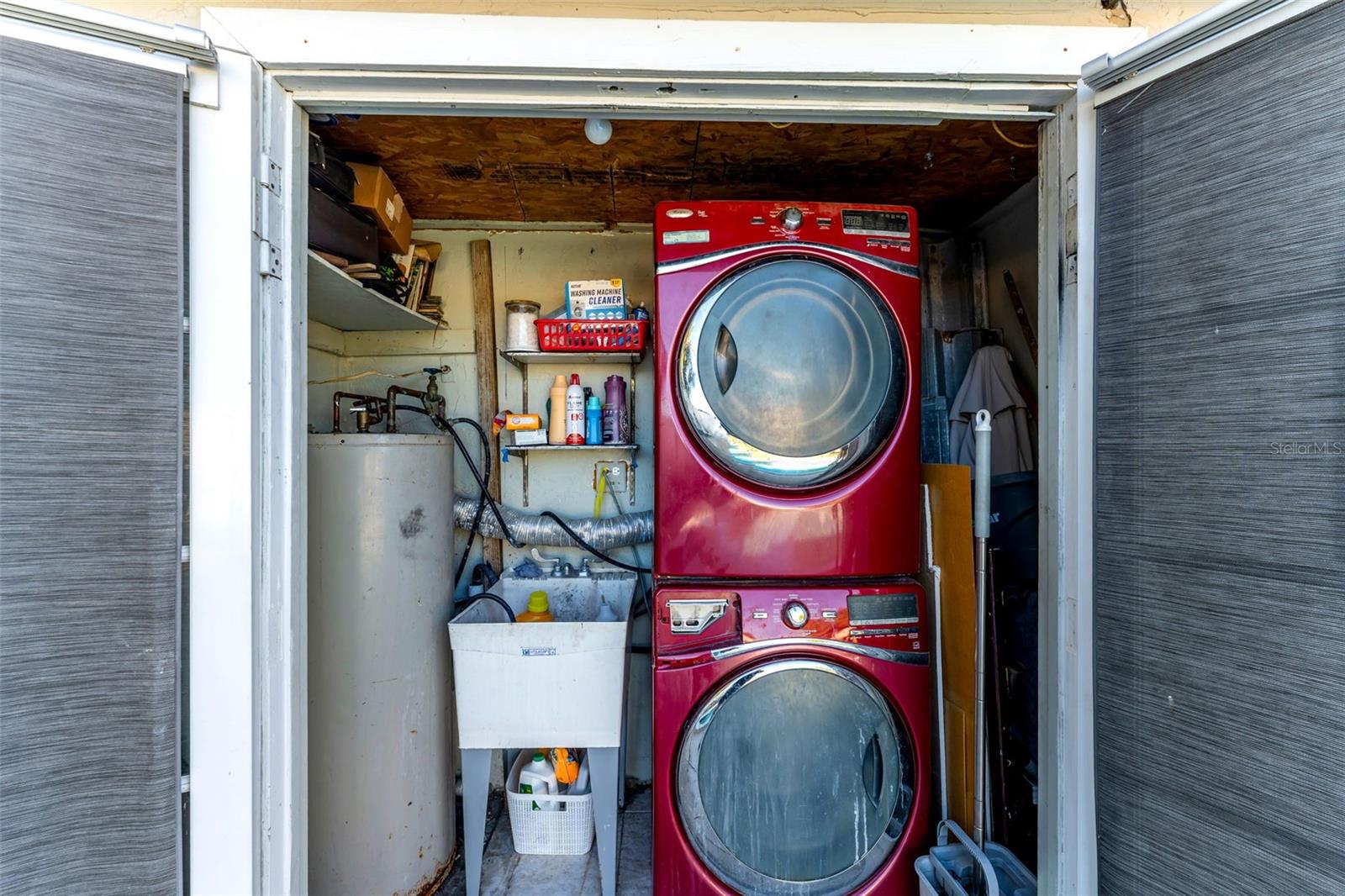 COLONIAL PINES - Residential