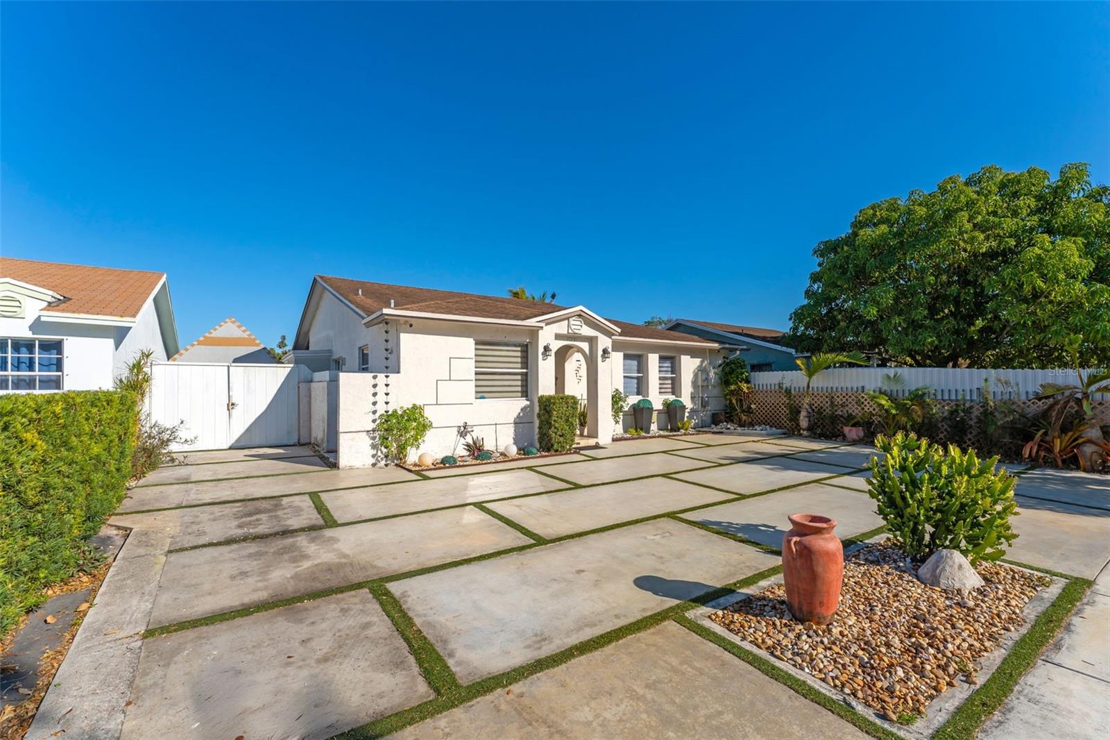 COLONIAL PINES - Residential