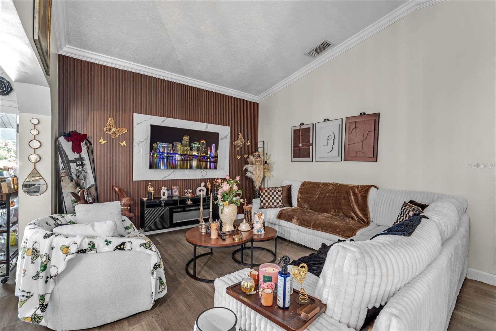 COLONIAL PINES - Residential