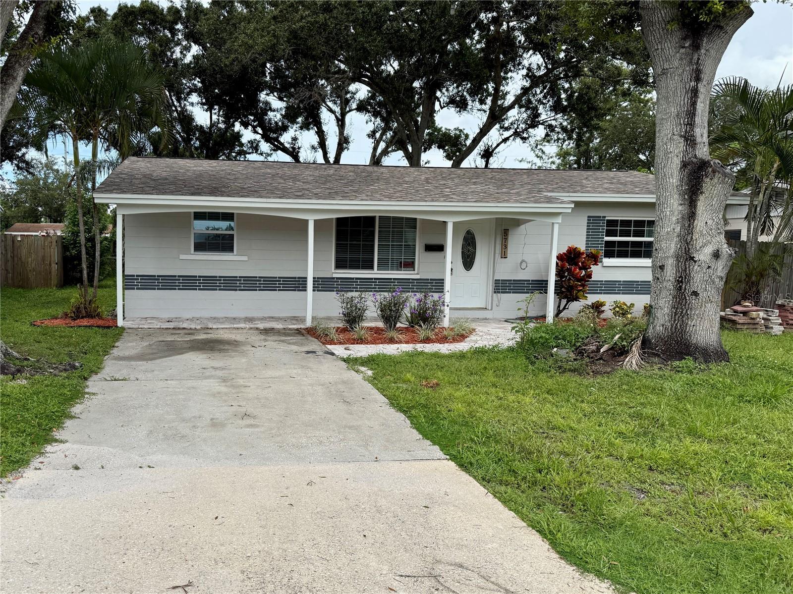 PARADISE PARK MANOR - Residential