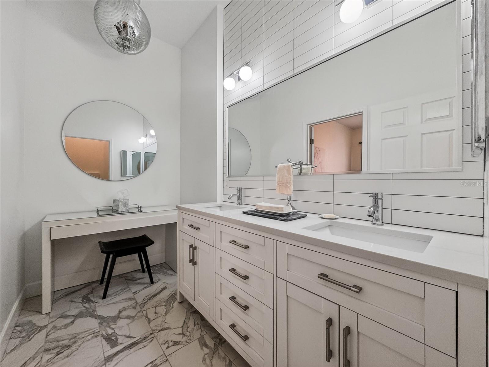 PHILLIPS BAY CONDO PH 02 OR 5723/2465 - Residential