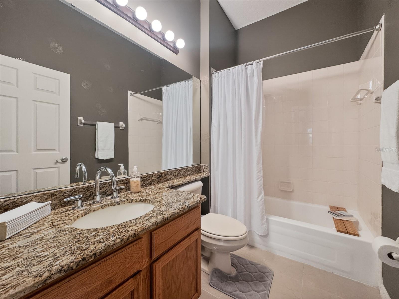 PHILLIPS BAY CONDO PH 02 OR 5723/2465 - Residential