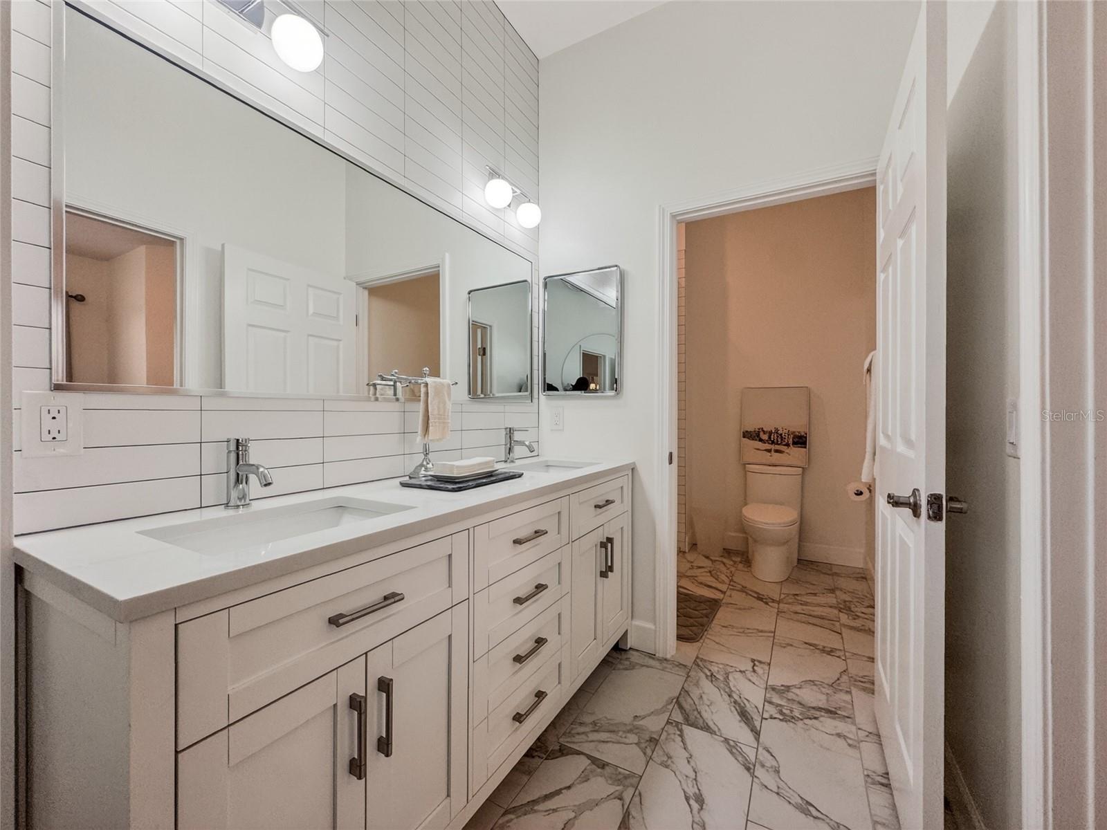 PHILLIPS BAY CONDO PH 02 OR 5723/2465 - Residential