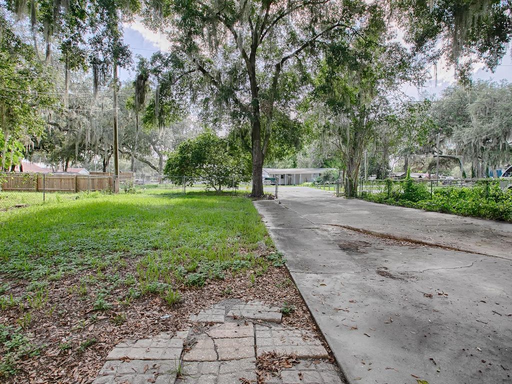Photo of 853 Cr 484, Lake Panasoffkee, FL 33538 (MLS # G5106286)