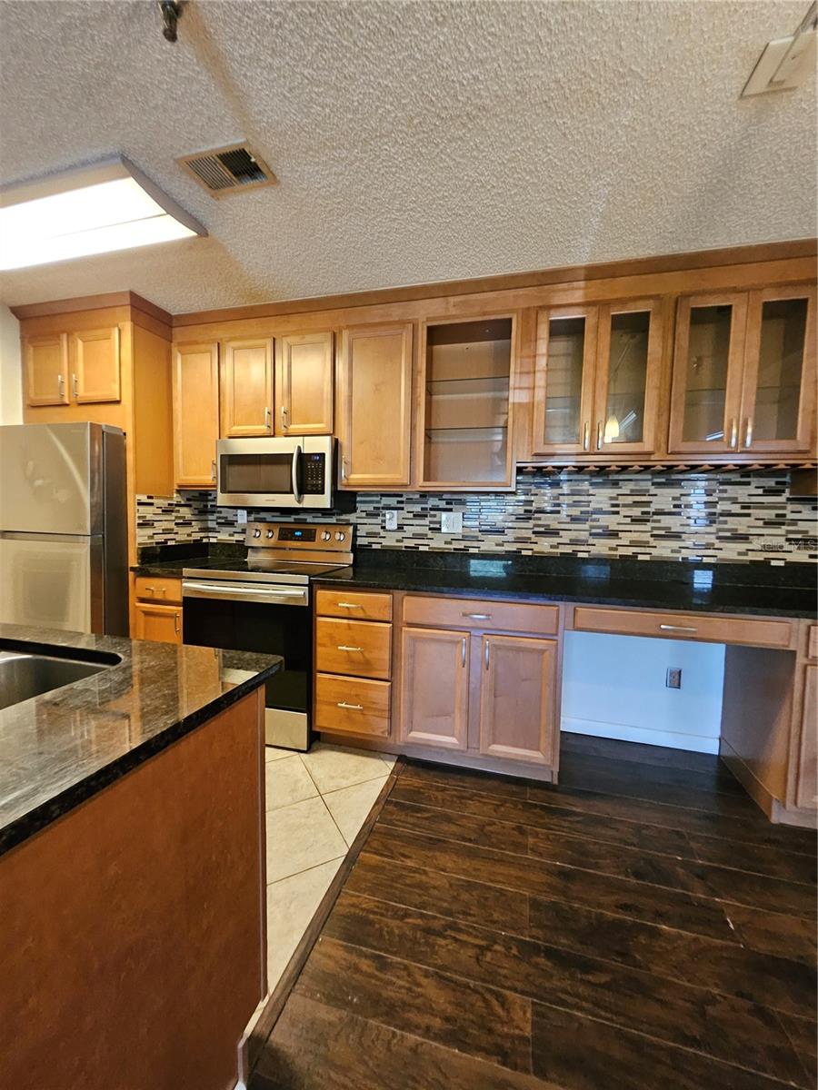 ITOPIA PRIVATE RESIDENCES CONDO BLDG 10, UNIT 1003 - Residential Lease