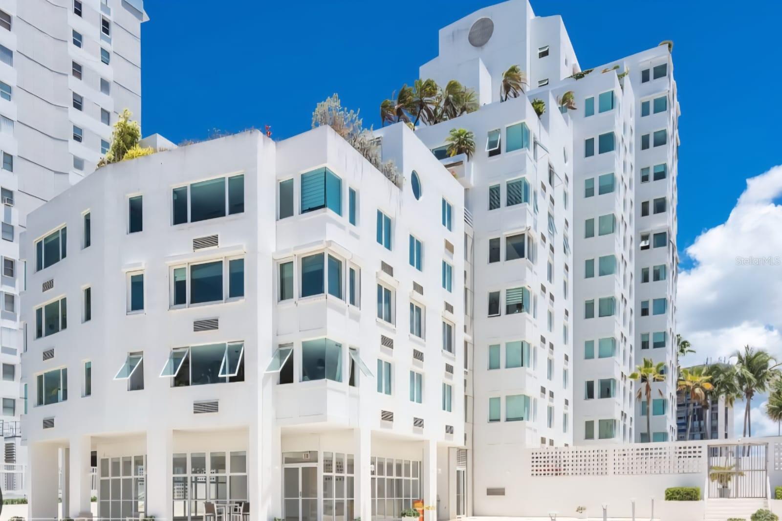 Unique Rental Opportunity at Playa Blanca Condominium!
Discover the lifestyle you've always dreamed of in this beautiful apartment at the exclusive Playa Blanca Condominium, located in the vibrant Isla Verde area of Carolina.
Apartment Features:
2 Bedrooms: Spacious and bright, perfect for relaxation and privacy.
Convertible to Three Bedrooms: Flexibility to customize your living space.
2 Bathrooms: Modern and well-designed for your comfort.
Office Space: Ideal for working from home in a quiet, productive environment.
2 Underground Parking Spaces: Direct and secure access, with no parking worries.
Unmatched Views: Enjoy stunning ocean and city views from the comfort of your home.
Condominium Amenities:
Direct Beach Access: Step outside and feel the sand under your feet.
24-Hour Security: Your peace of mind is our priority.
Gym: Stay active and healthy with access to a fully equipped fitness center.