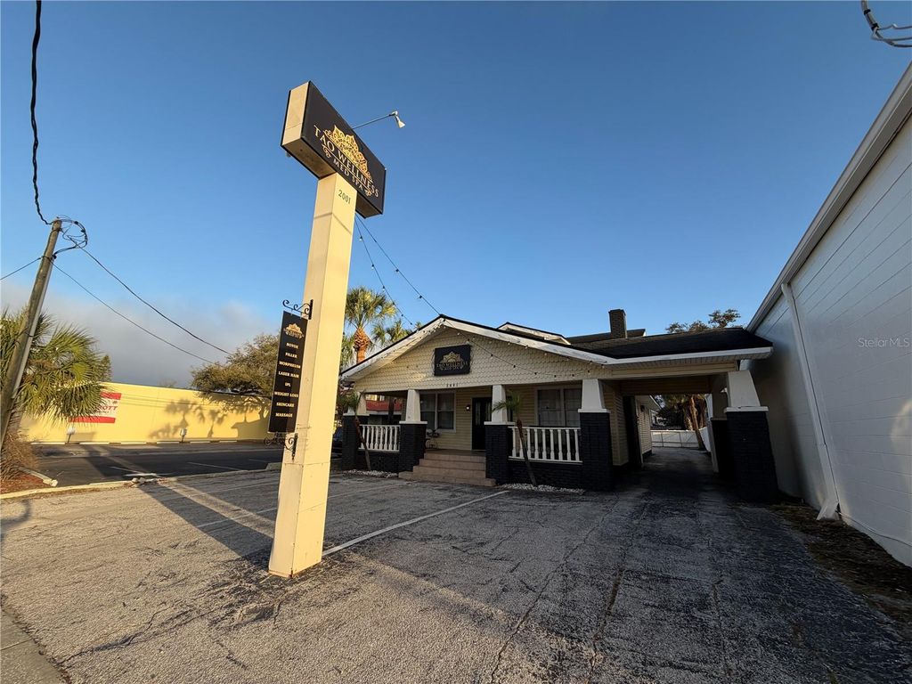 Photo of 2001 W Kennedy Boulevard, Tampa, FL 33606 (MLS # TB8485428)