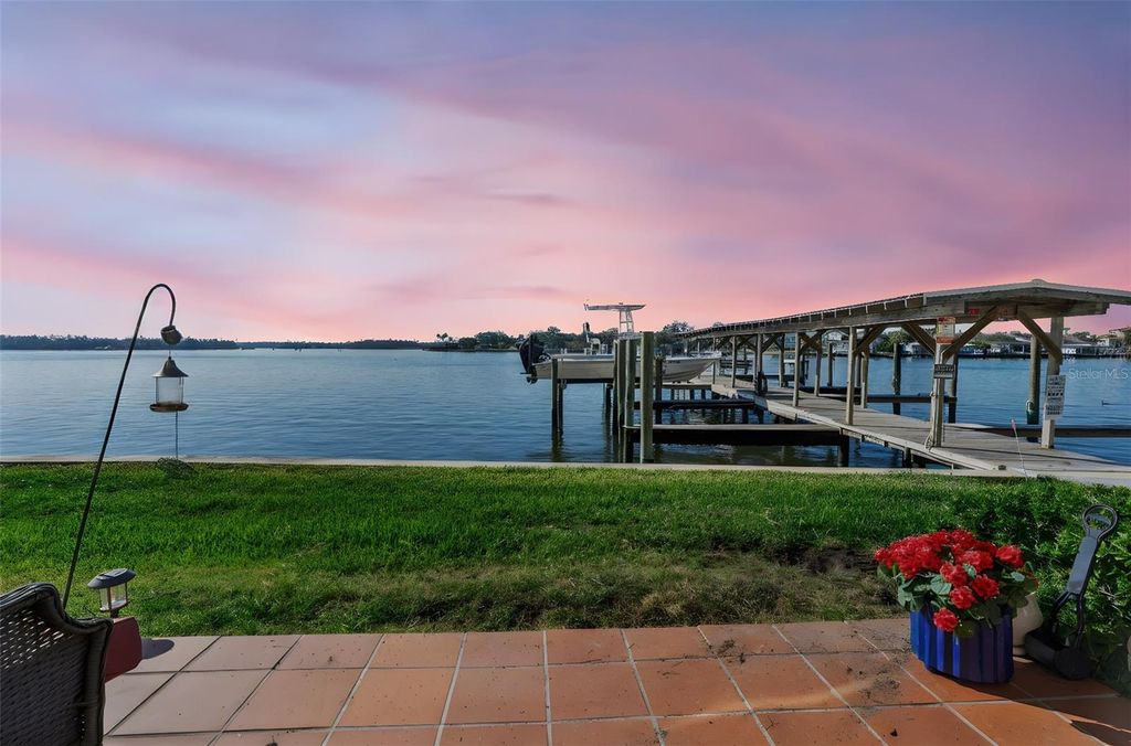 Photo of 371 NW 14th Place, Crystal River, FL 34428 (MLS # OM712039)
