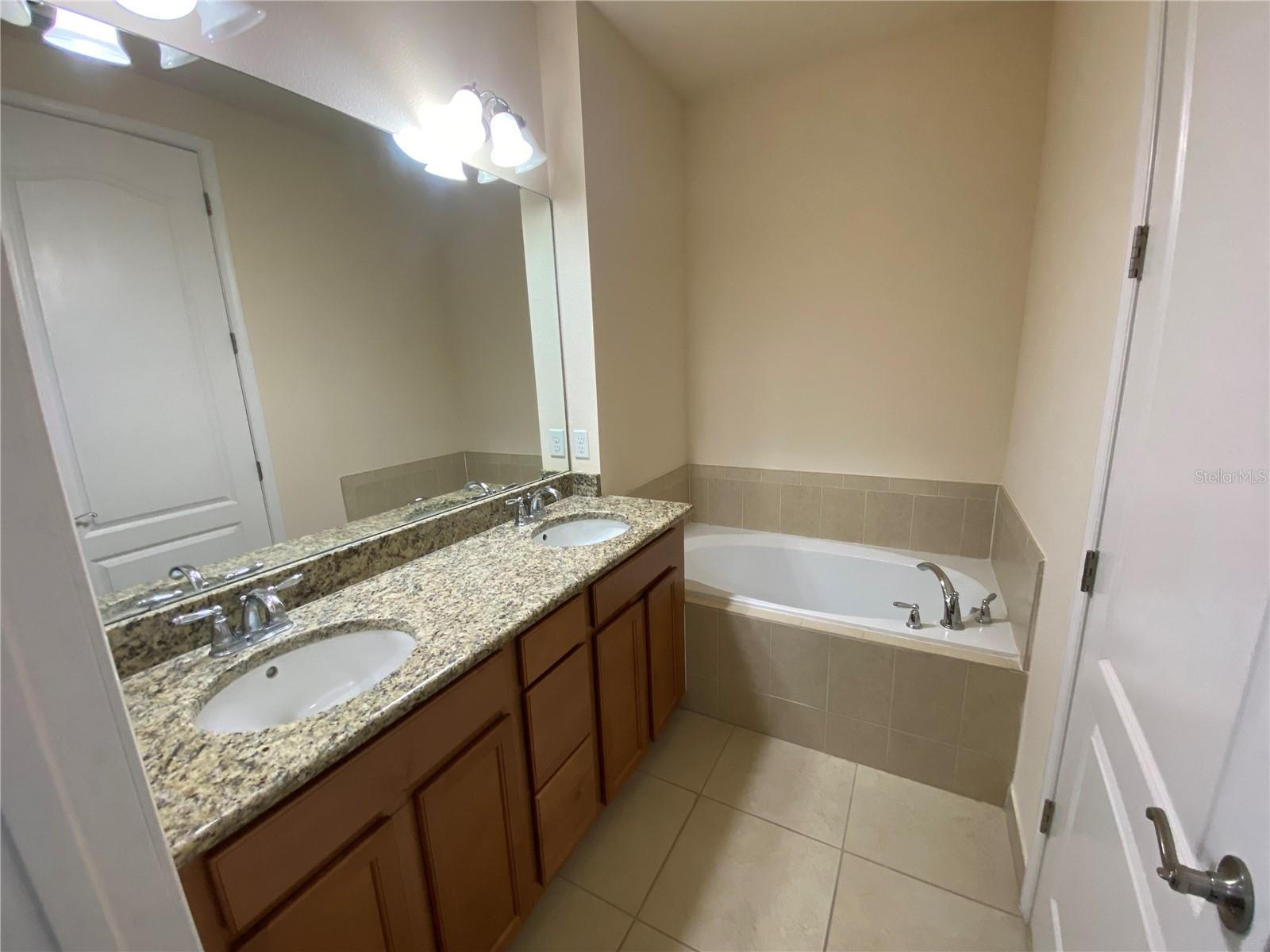 EAGLE CRK PH 01C-VLG D - Residential Lease