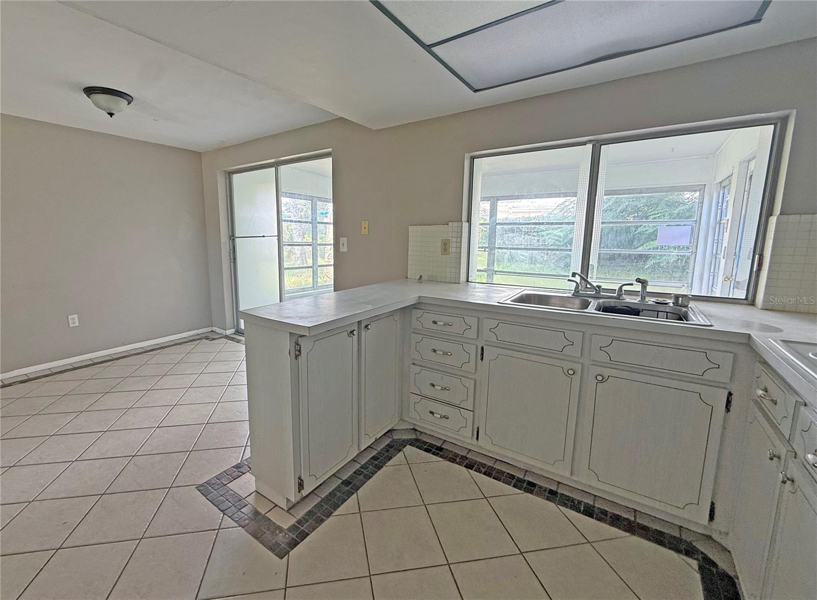 BEACON SQUARE - Residential Lease