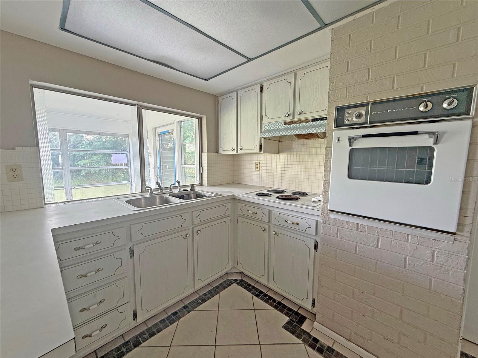 BEACON SQUARE - Residential Lease