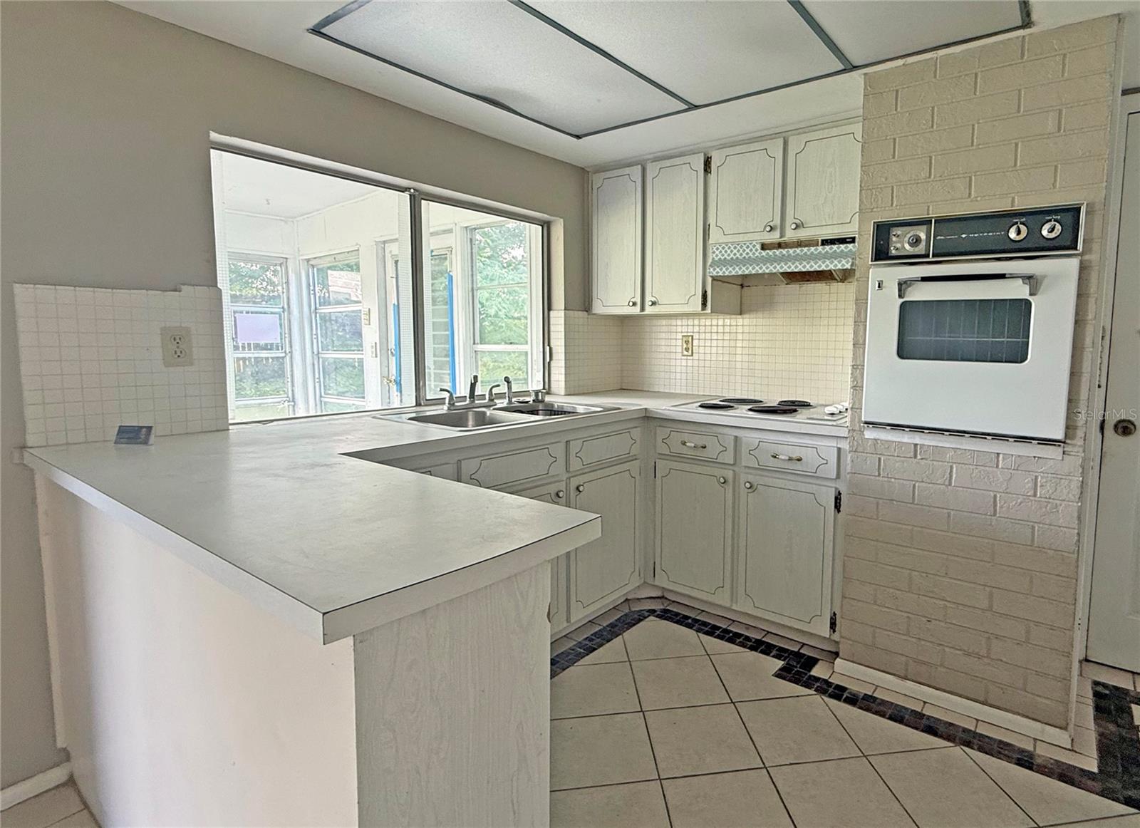 BEACON SQUARE - Residential Lease