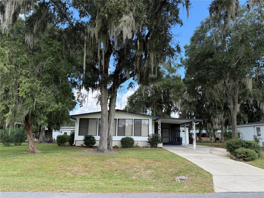 Photo of 42 Robin Road, Wildwood, FL 34785 (MLS # G5119227)