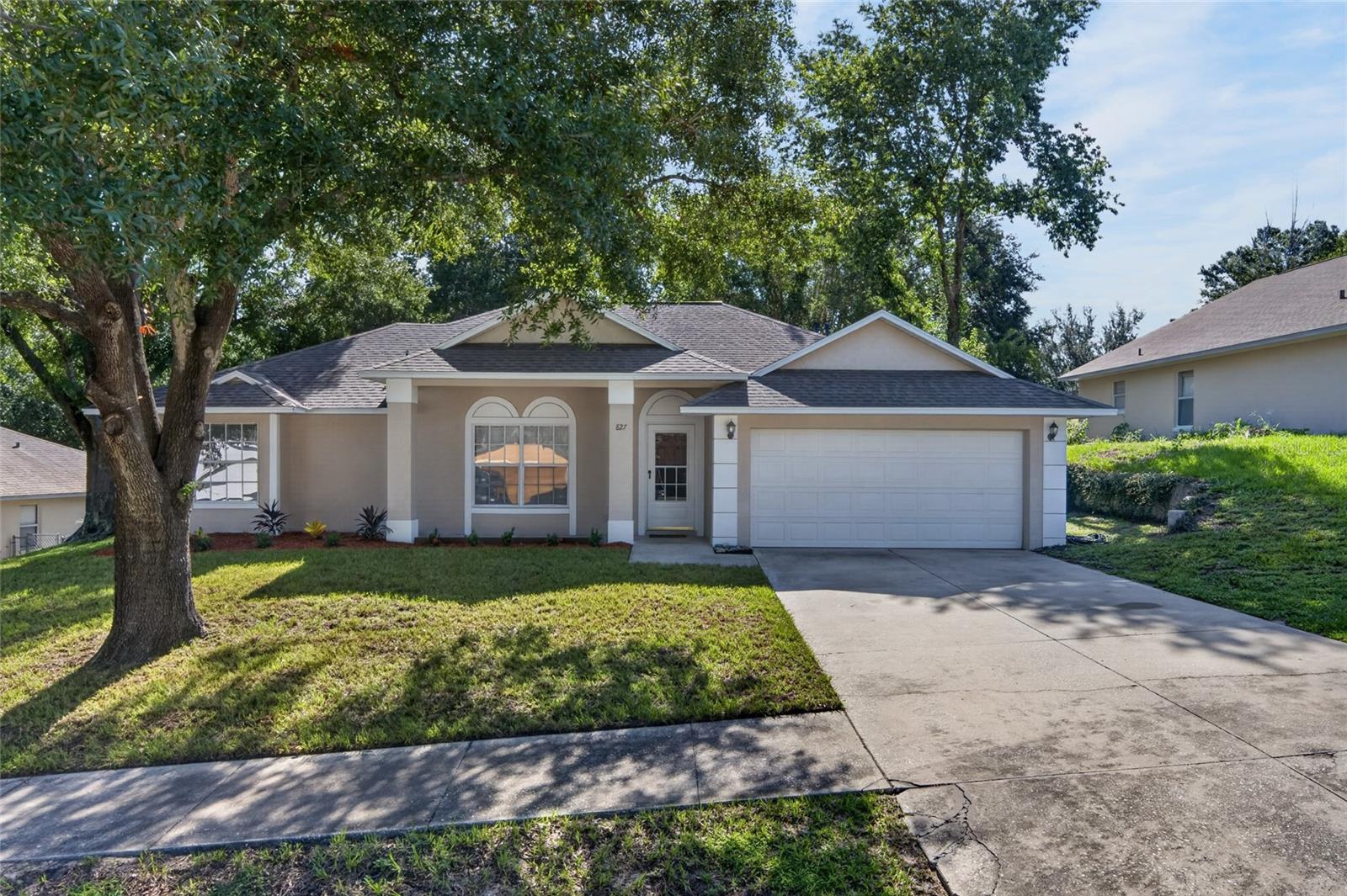 827 FORESTWOOD DRIVE