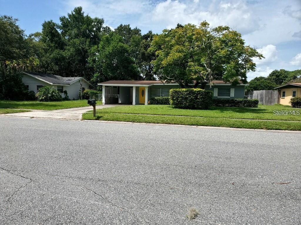 Super cute and oh so clean mid century three bedroom charmer located in Kingswood Manor is sure to impress. Brand new high end flooring throughout! Fall in love with this huge fenced back yard with an oversized patio. This great location is close to Winter Park and minutes to major highways.