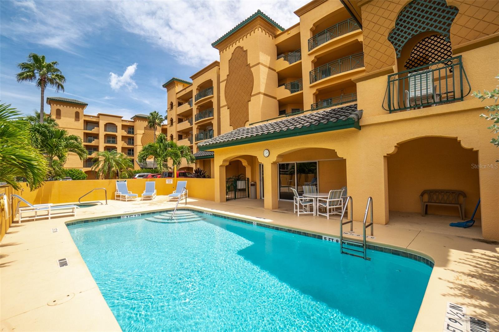 FLORES DEL MAR CONDO - Residential